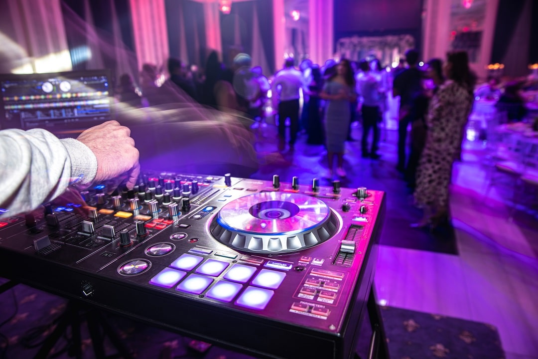 How to Choose the Perfect Wedding DJ for Your Big Day